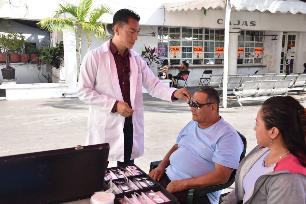 Con jornada de exámenes de la vista y lentes a bajo costo conmemoran autoridades de Temixco el "Día Mundial de la Visión" 4 IMG 20231013 WA0065