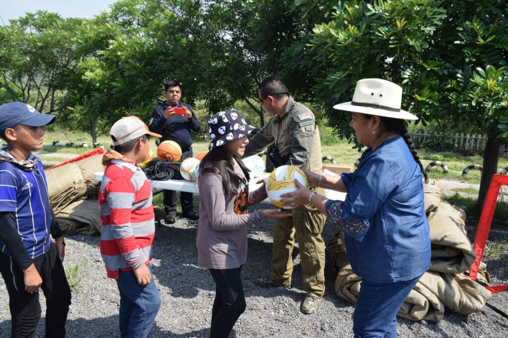 Entrega alcaldesa de Temixco Juanita Ocampo material a la "Patrulla juvenil" 4 IMG 20231016 WA0057