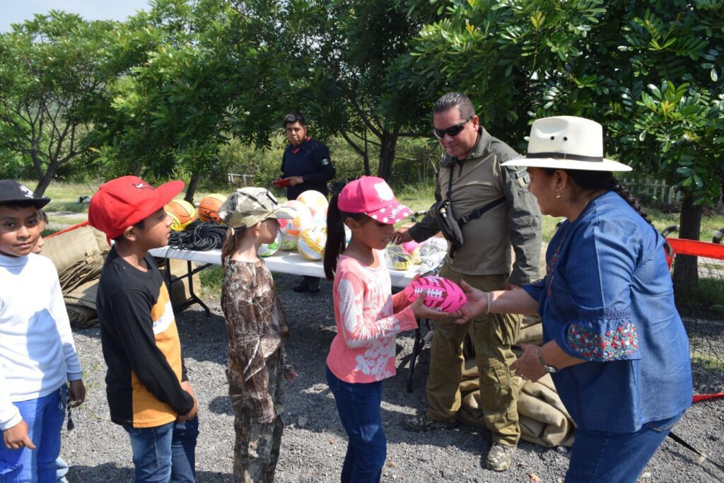 Entrega alcaldesa de Temixco Juanita Ocampo material a la "Patrulla juvenil" 2 IMG 20231016 WA0060