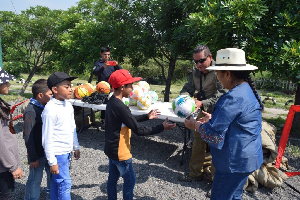 Entrega alcaldesa de Temixco Juanita Ocampo material a la "Patrulla juvenil" 1 IMG 20231016 WA0061