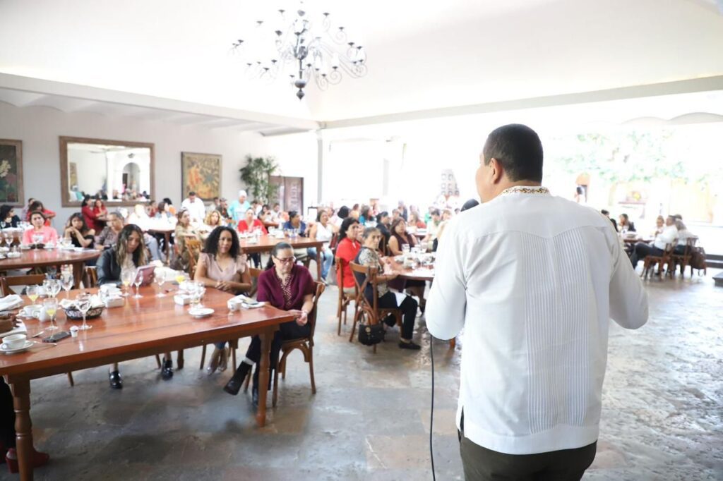Ratifican empresarios y empresarias respaldo a Juan Ángel Flores Bustamante 2 IMG 20231020 WA0109