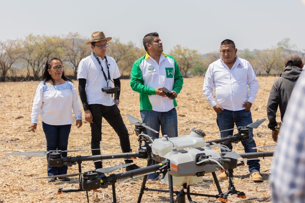 Aprueba COMUNDERS de Temixco uso de dron para aplicar fumigación el los sistemas producto de arroz, orbamentales, maíz, sorgo y frutales 1 IMG 20231020 WA0121 1