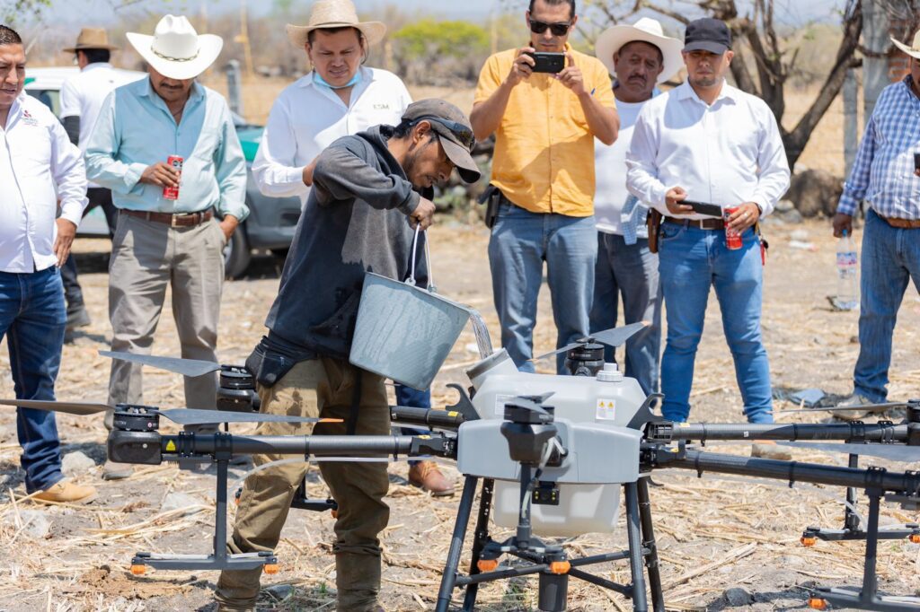 Aprueba COMUNDERS de Temixco uso de dron para aplicar fumigación el los sistemas producto de arroz, orbamentales, maíz, sorgo y frutales 3 IMG 20231020 WA0123