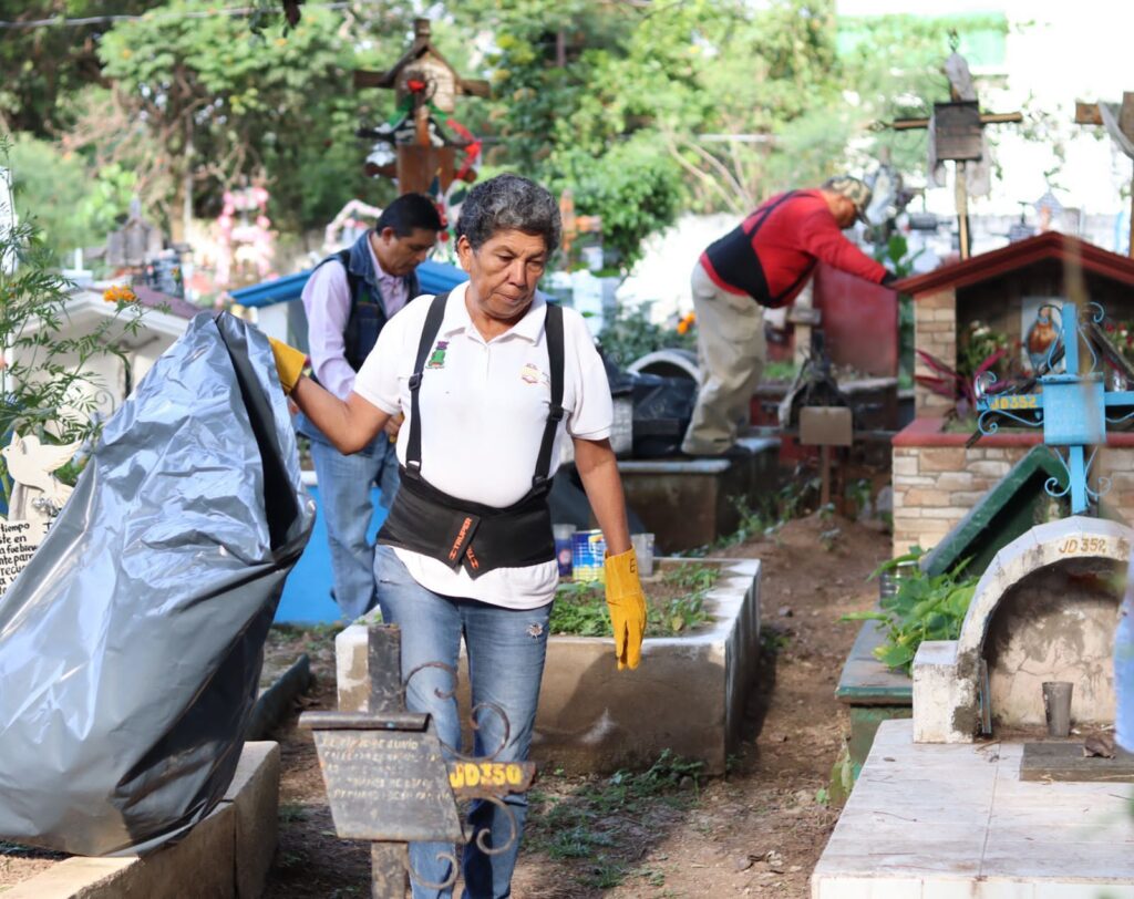 Alcalde Rafael Reyes supervisa trabajos de limpieza en panteones de Jiutepec 5 IMG 20231024 WA0020