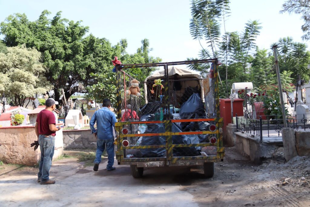 Alcalde Rafael Reyes supervisa trabajos de limpieza en panteones de Jiutepec 2 IMG 20231024 WA0022