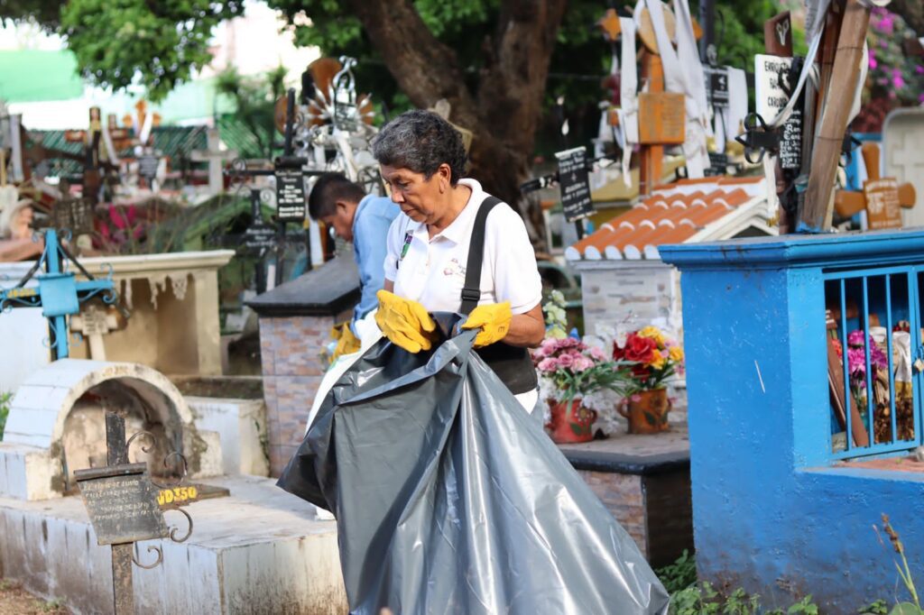 Alcalde Rafael Reyes supervisa trabajos de limpieza en panteones de Jiutepec 3 IMG 20231024 WA0027