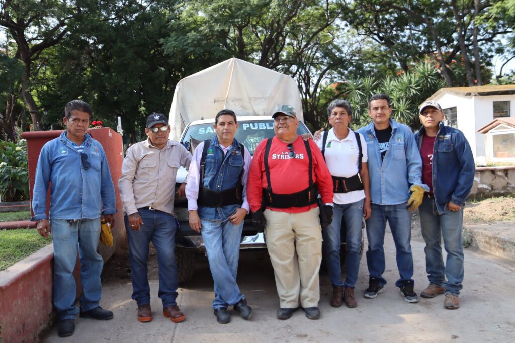 Alcalde Rafael Reyes supervisa trabajos de limpieza en panteones de Jiutepec 1 IMG 20231024 WA0029