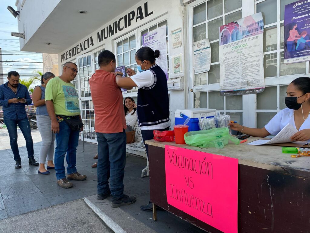 Vacunan contra influenza y covid-19 a personal del ayuntamiento de Temixco 1 VAC