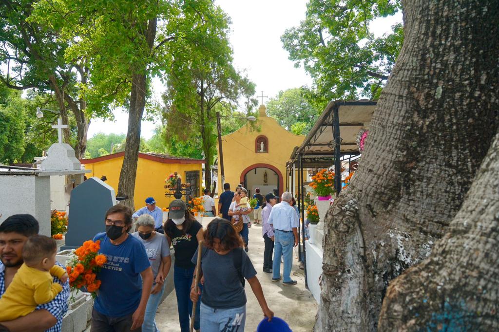 Gran afluencia de visitantes en panteones de Jojutla 12 IMG 20231102 WA0042