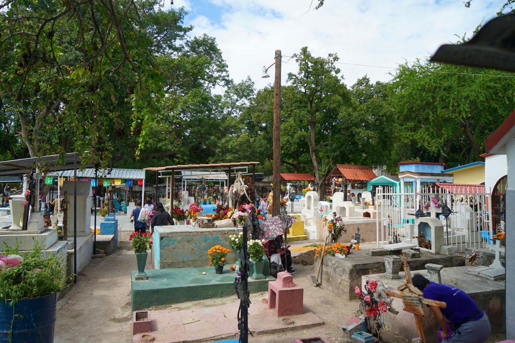 Gran afluencia de visitantes en panteones de Jojutla 11 IMG 20231102 WA0045