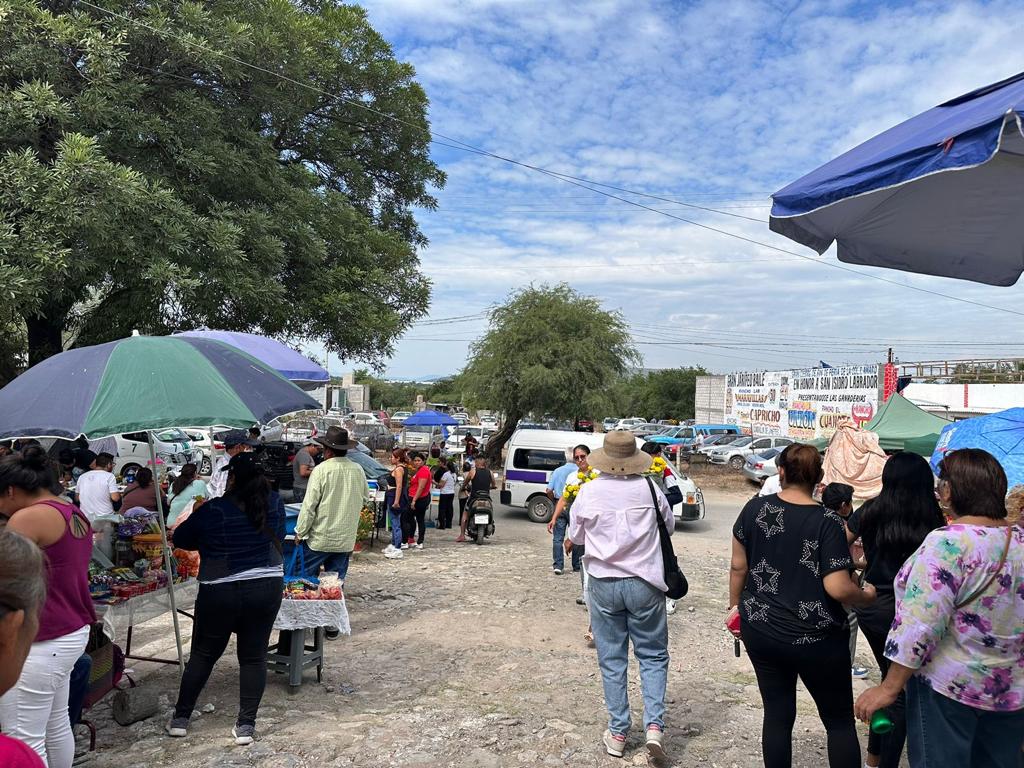 Gran afluencia de visitantes en panteones de Jojutla 9 IMG 20231102 WA0048