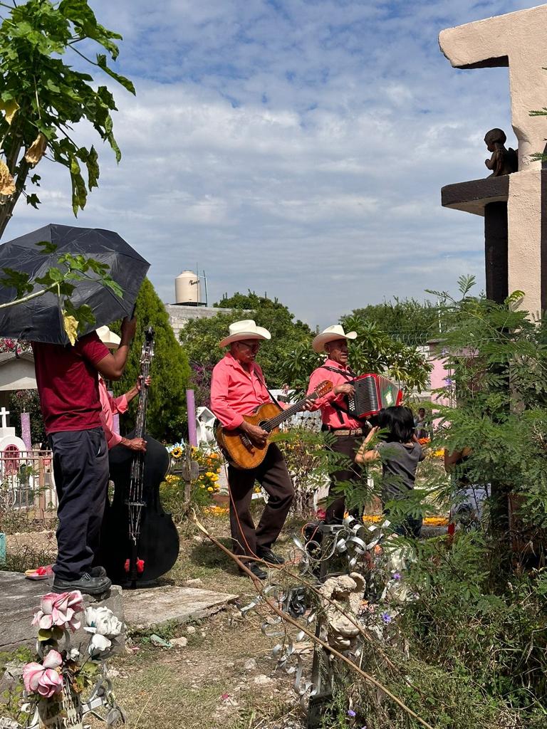 Gran afluencia de visitantes en panteones de Jojutla 7 IMG 20231102 WA0050