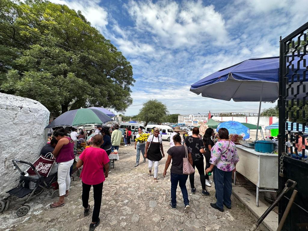 Gran afluencia de visitantes en panteones de Jojutla 5 IMG 20231102 WA0056
