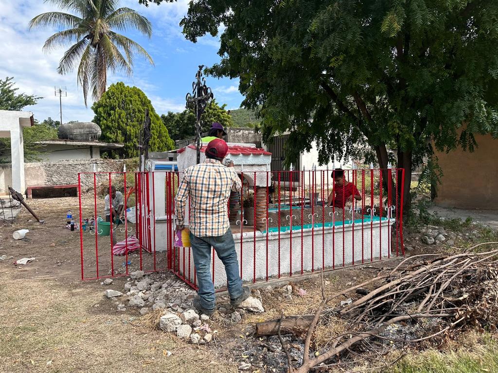 Gran afluencia de visitantes en panteones de Jojutla 4 IMG 20231102 WA0057