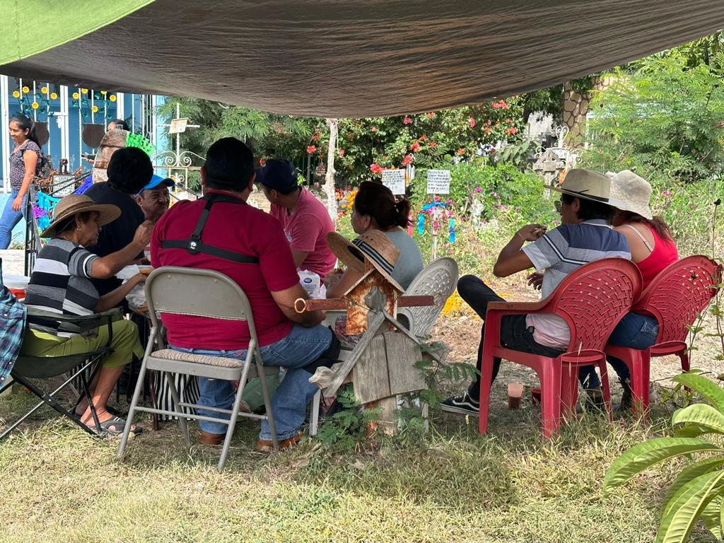 Gran afluencia de visitantes en panteones de Jojutla 3 IMG 20231102 WA0058