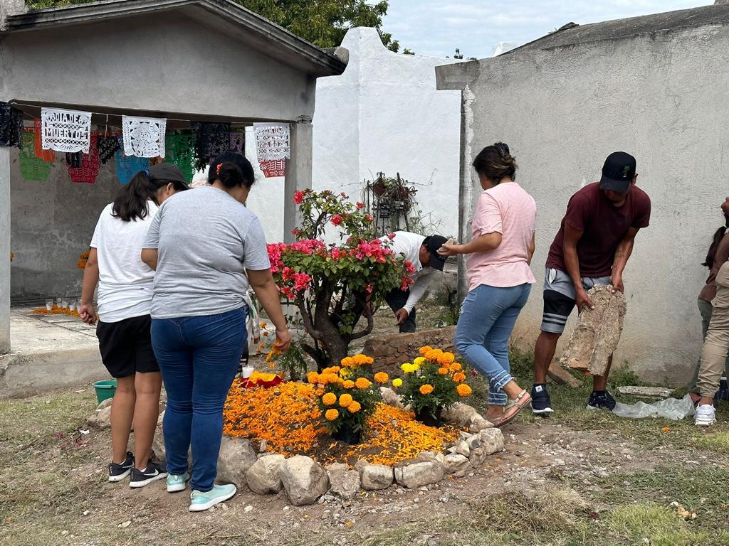 Gran afluencia de visitantes en panteones de Jojutla 2 IMG 20231102 WA0059