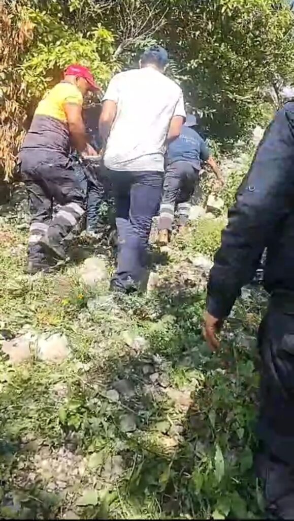 Rescatan a motociclistas de barranca en Yautepec 1 IMG 20231108 WA0290