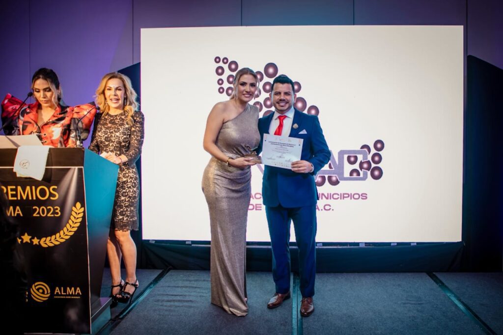 Recibe Chalo Flores el Premio Internacional Alma 2023 3 IMG 20231110 WA0299
