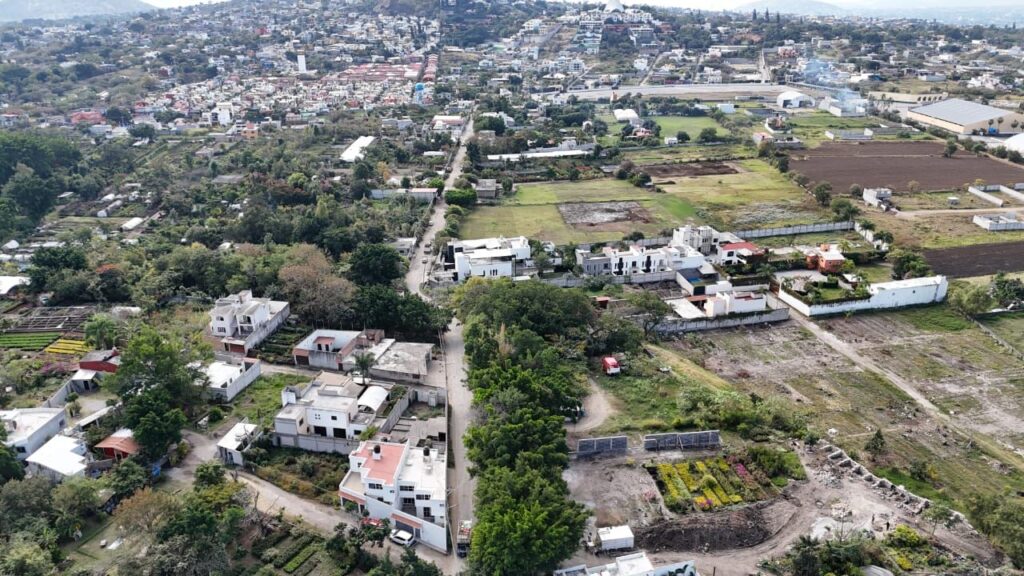 Alcalde Rafael Reyes supervisa pavimentación de la calle Begonias en el pueblo de Atlacomulco 2 1000096398