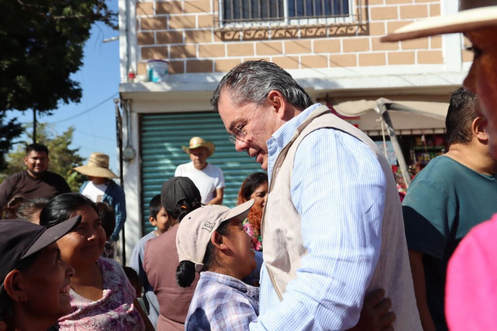 Alcalde Rafael Reyes supervisa pavimentación de la calle Begonias en el pueblo de Atlacomulco 1 1000096399