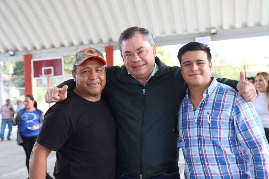 Alcalde Rafael Reyes entrega techumbre y rehabilitación de cancha en la colonia Ampliación San Isidro 3 1000101941