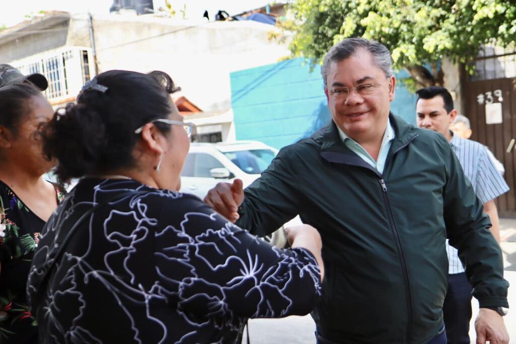 Alcalde Rafael Reyes entrega techumbre y rehabilitación de cancha en la colonia Ampliación San Isidro 2 1000101944
