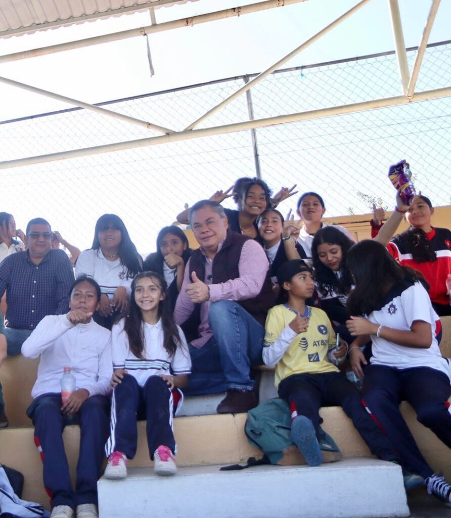 Alcalde Rafael Reyes entrega rehabilitación de la cancha de fútbol de la colonia Tlahuapan 4 1000108364