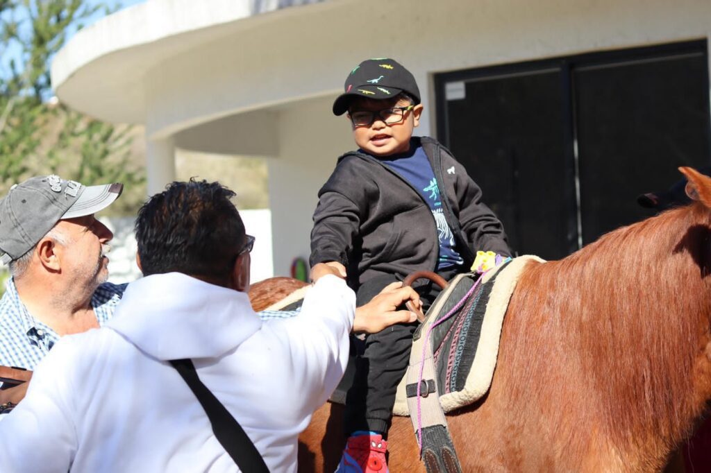 DIF Jiutepec ofrece sesiones de equinoterapia para niñas, niños y jóvenes 3 1000124429
