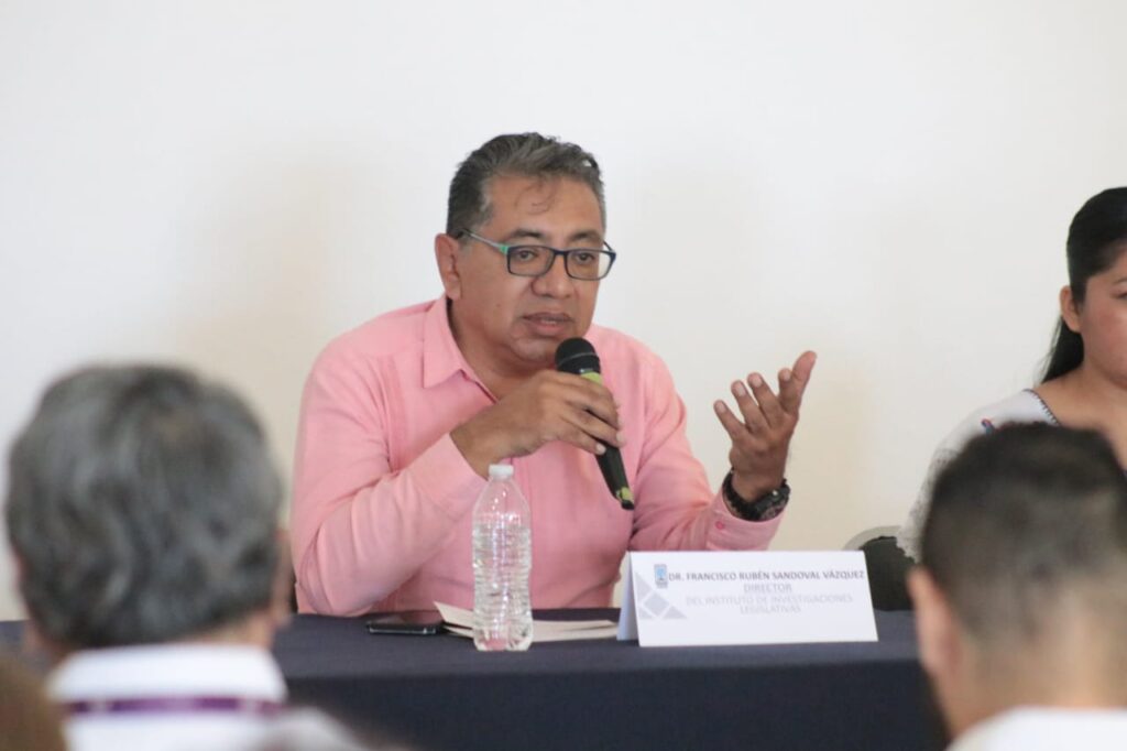 Encabeza diputada Macrina Vallejo ceremonia de graduación del curso "Derecho Indígena" 2 1000156452