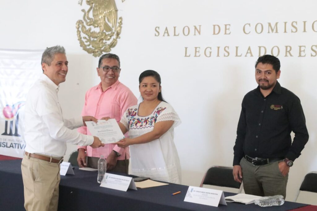 Encabeza diputada Macrina Vallejo ceremonia de graduación del curso "Derecho Indígena" 1 1000156456