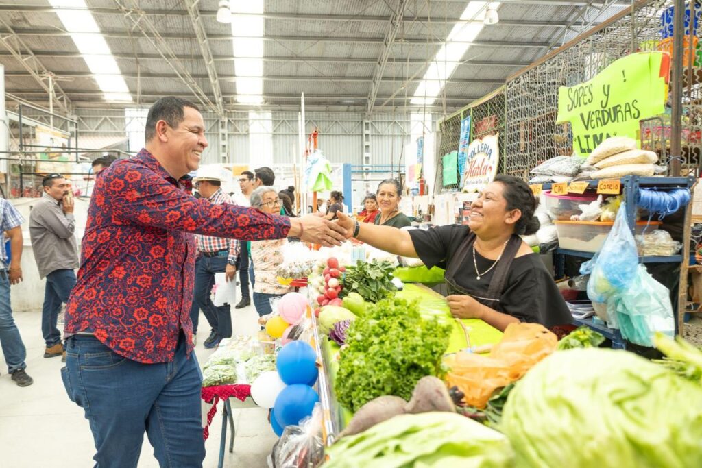 Juan Ángel Flores Bustamante y comerciantes de Tehuixtla inaguraron obra de remodelación del mercado 2 1000165982
