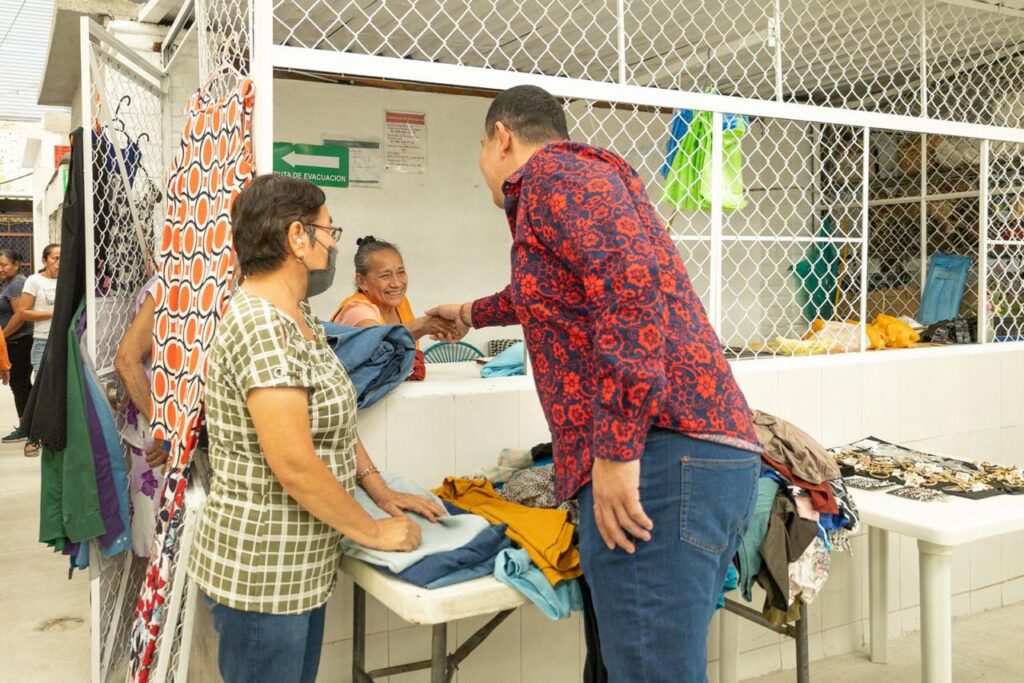 Juan Ángel Flores Bustamante y comerciantes de Tehuixtla inaguraron obra de remodelación del mercado 8 1000165986