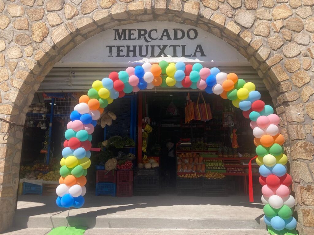 Juan Ángel Flores Bustamante y comerciantes de Tehuixtla inaguraron obra de remodelación del mercado 3 1000165987