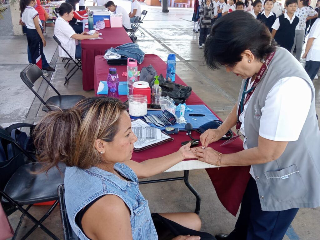 Acercan servicios con tercera Feria de la salud en Temixco 4 1000183180