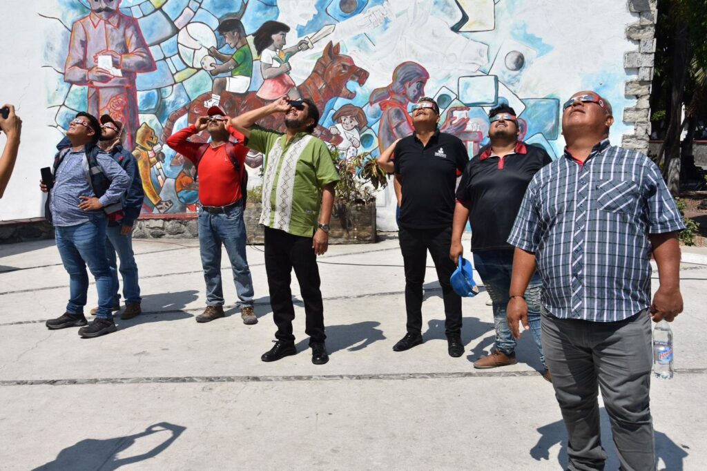 Habitantes de Temixco presenciaron el eclipse solar en plaza Solidaridad 2 1000209510
