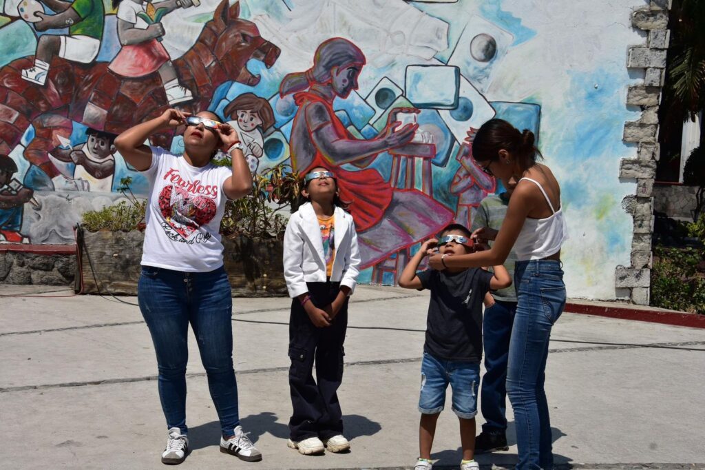 Habitantes de Temixco presenciaron el eclipse solar en plaza Solidaridad 1 1000209511