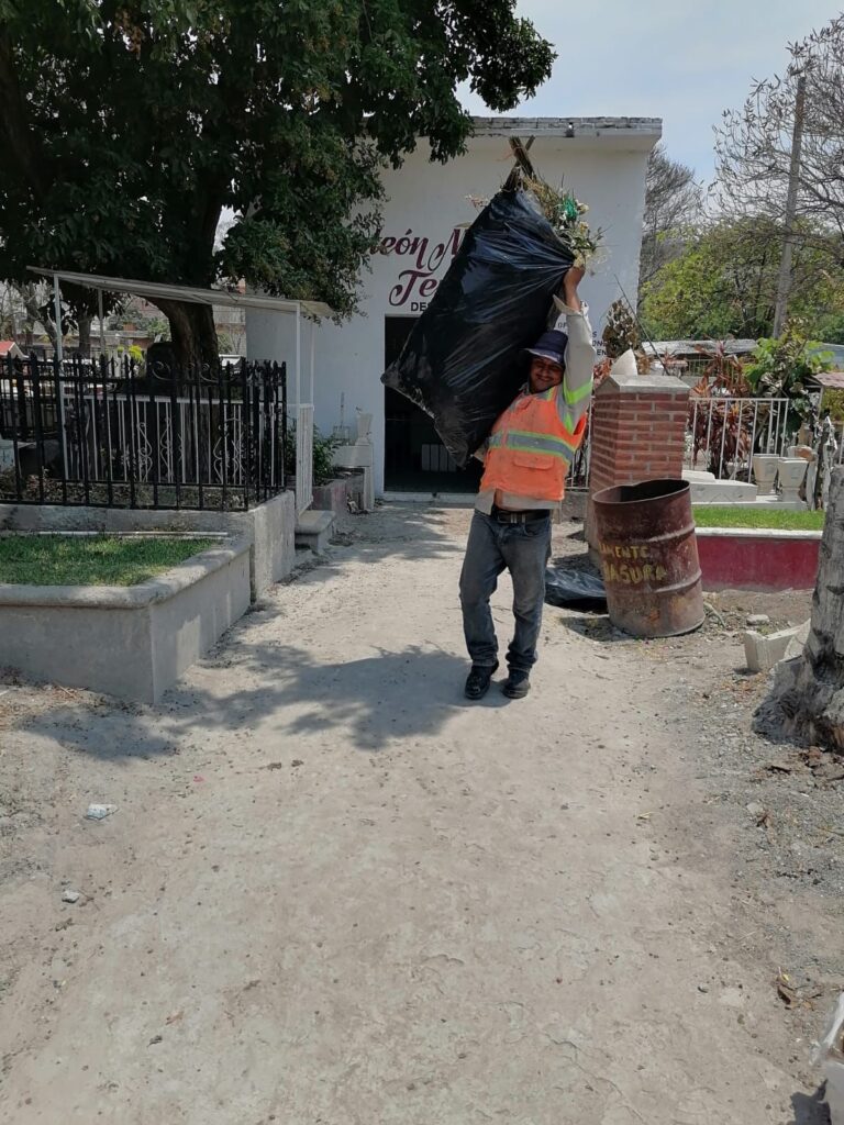 Se mantiene operativo en panteones de Temixco con motivo de este 10 de mayo 2 1000258462