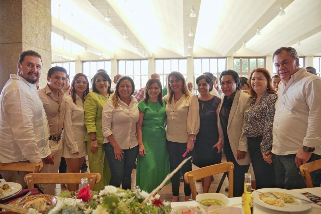 Refrenda Ale Flores su compromiso con los maestros 1 AL Y MA