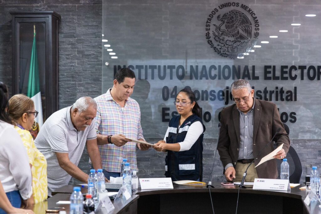 Recibe Juan Ángel Flores Bustamante su constancia de mayoría como Diputado Federal 1 1000297953