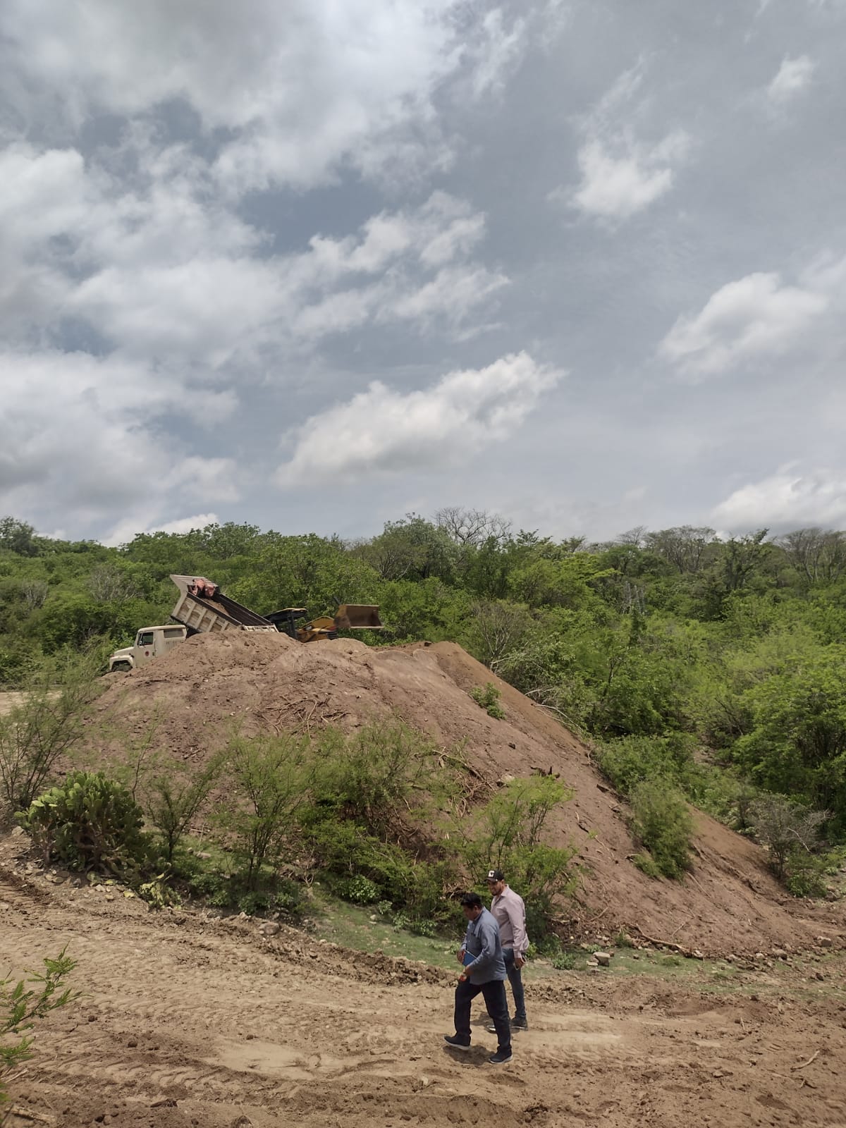 Inaugura Enrique Alonso, la obra de construcción de un abrevadero agrícola en Nexpa 1 DDF 1