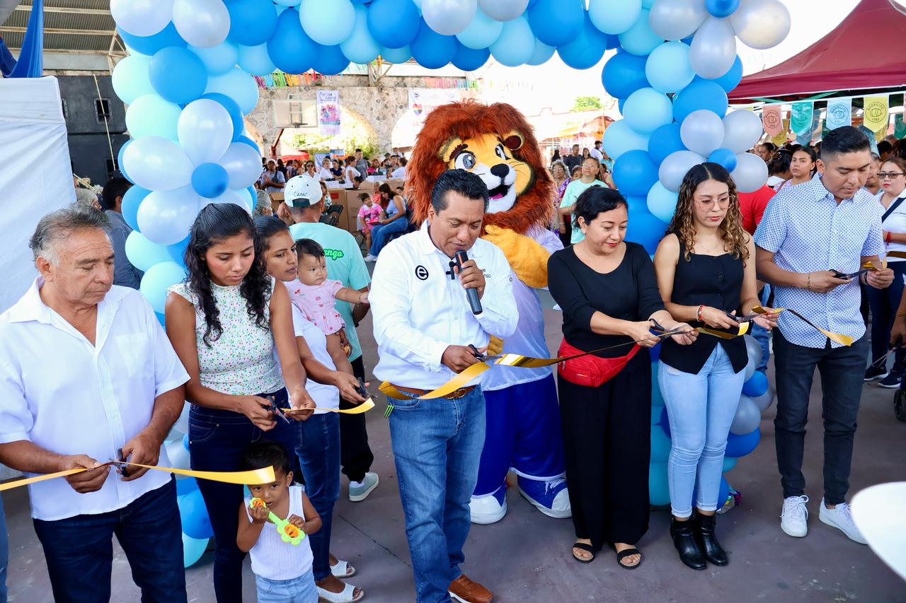 Todo un éxito el primer día del Zapatón y la venta de útiles escolares en el municipio grande