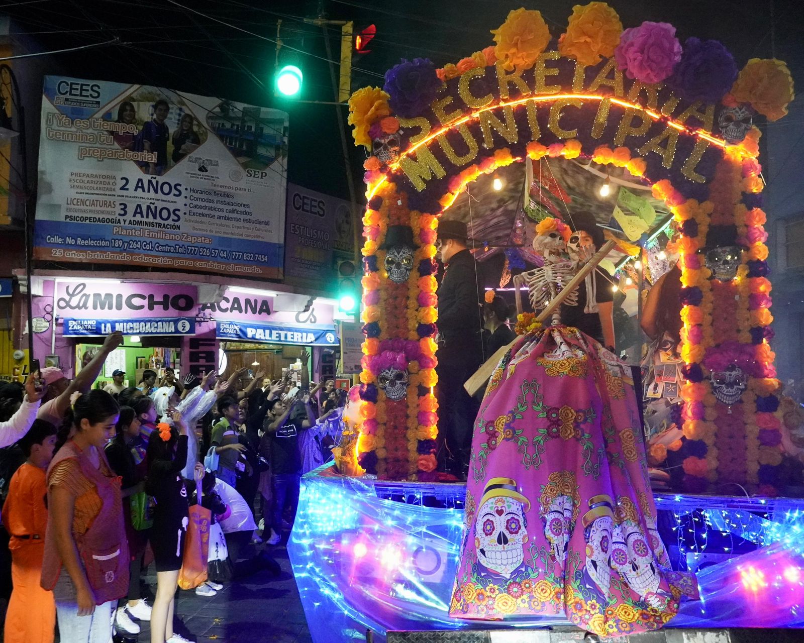 Realiza Ayuntamiento de Emiliano Zapata caravana de carros alegóricos