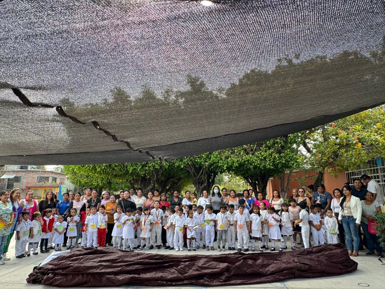 Melissa Montes de Oca respalda la educación con entrega de apoyos en escuelas del distrito