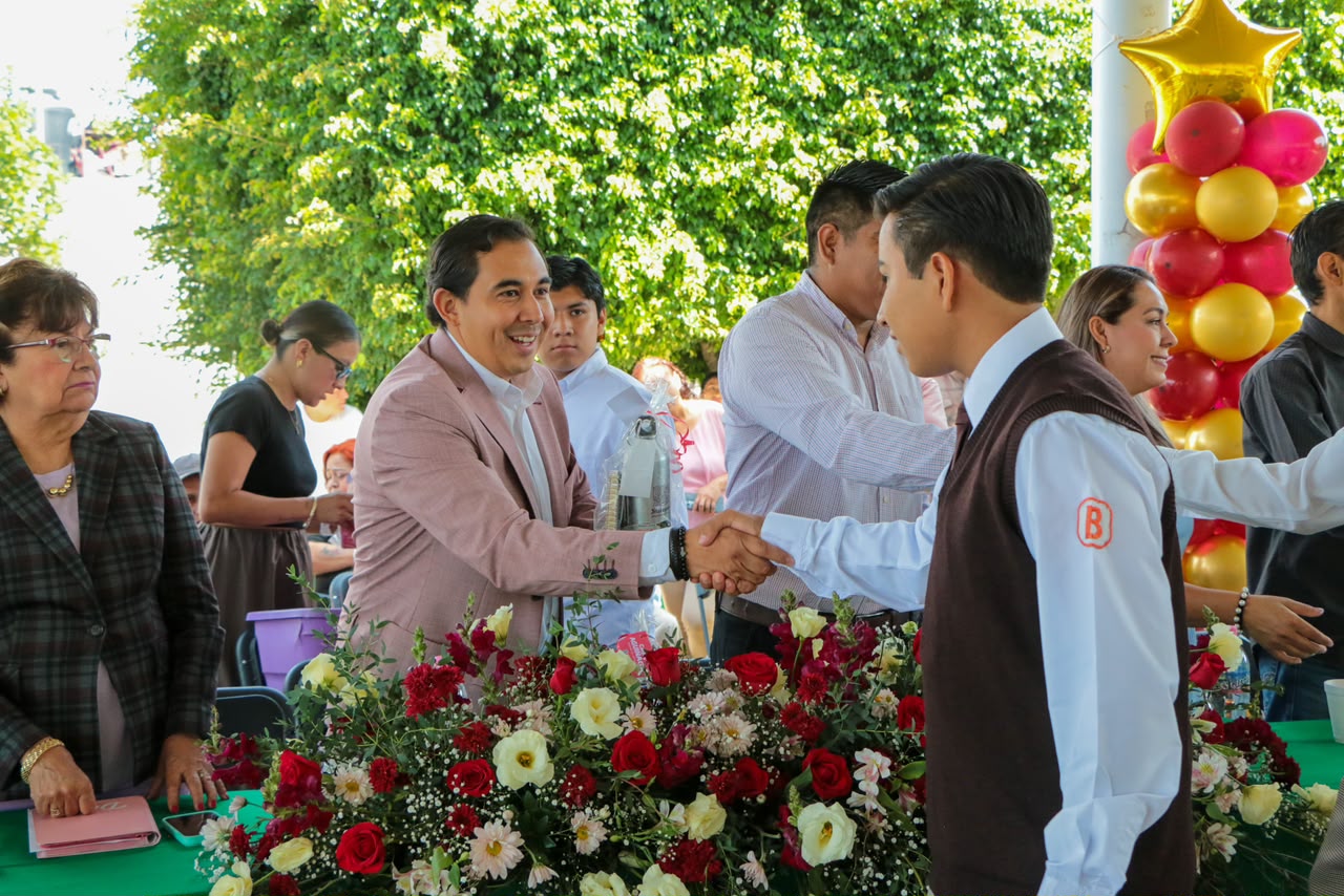 Carlos Aguiñaga apadrina a más de 300 estudiantes en ceremonias de graduación en Jiutepec 3 Carlos Aguiñaga apadrina a más de 300 estudiantes en ceremonias de graduación en Jiutepec