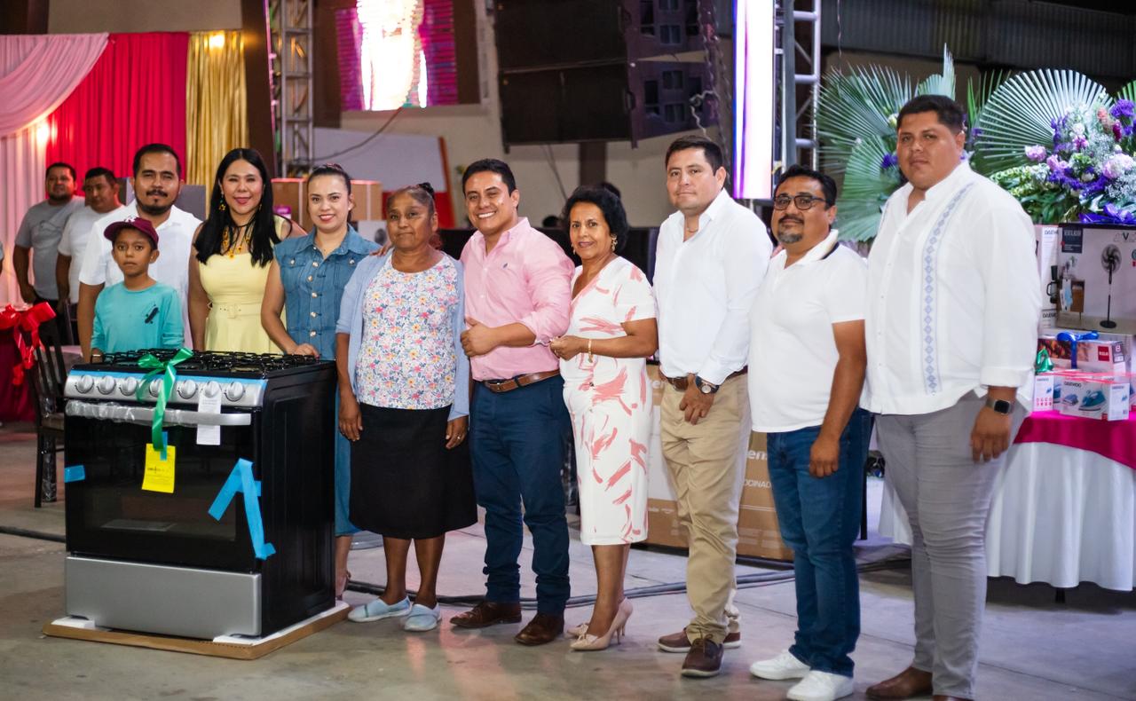 Reconoce Marco Cuate a mamás de Axochiapan como un pilar importante de la comunidad