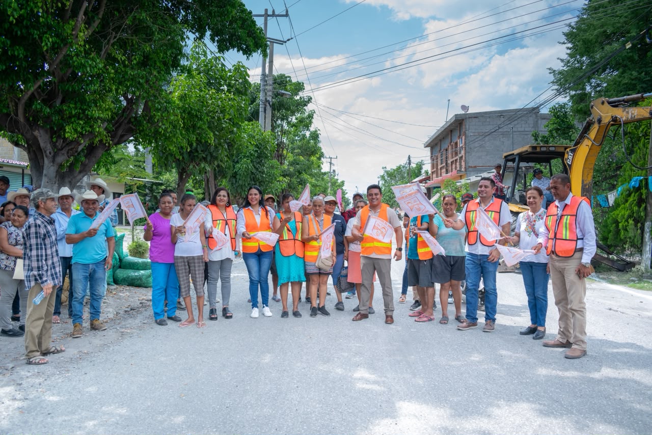 Entrega Marco Antonio Cuate obra de drenaje y alcantarillado en la avenida Morelos de Marcelino Rodríguez