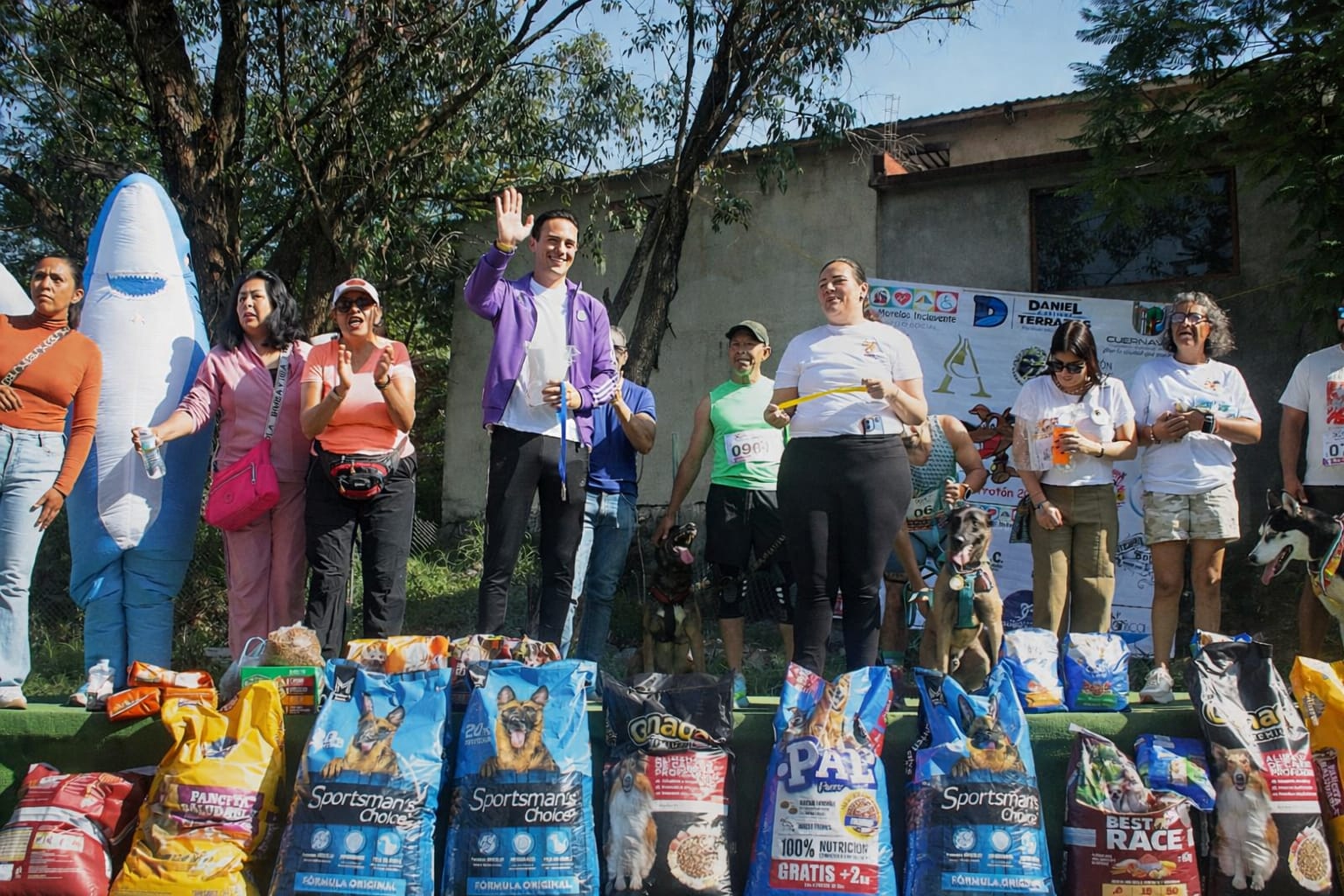 Daniel Martínez Terrazas acompaña el 6to Perrotón en Cuernavaca 3 Daniel Martínez Terrazas acompaña el 6to Perrotón en Cuernavaca
