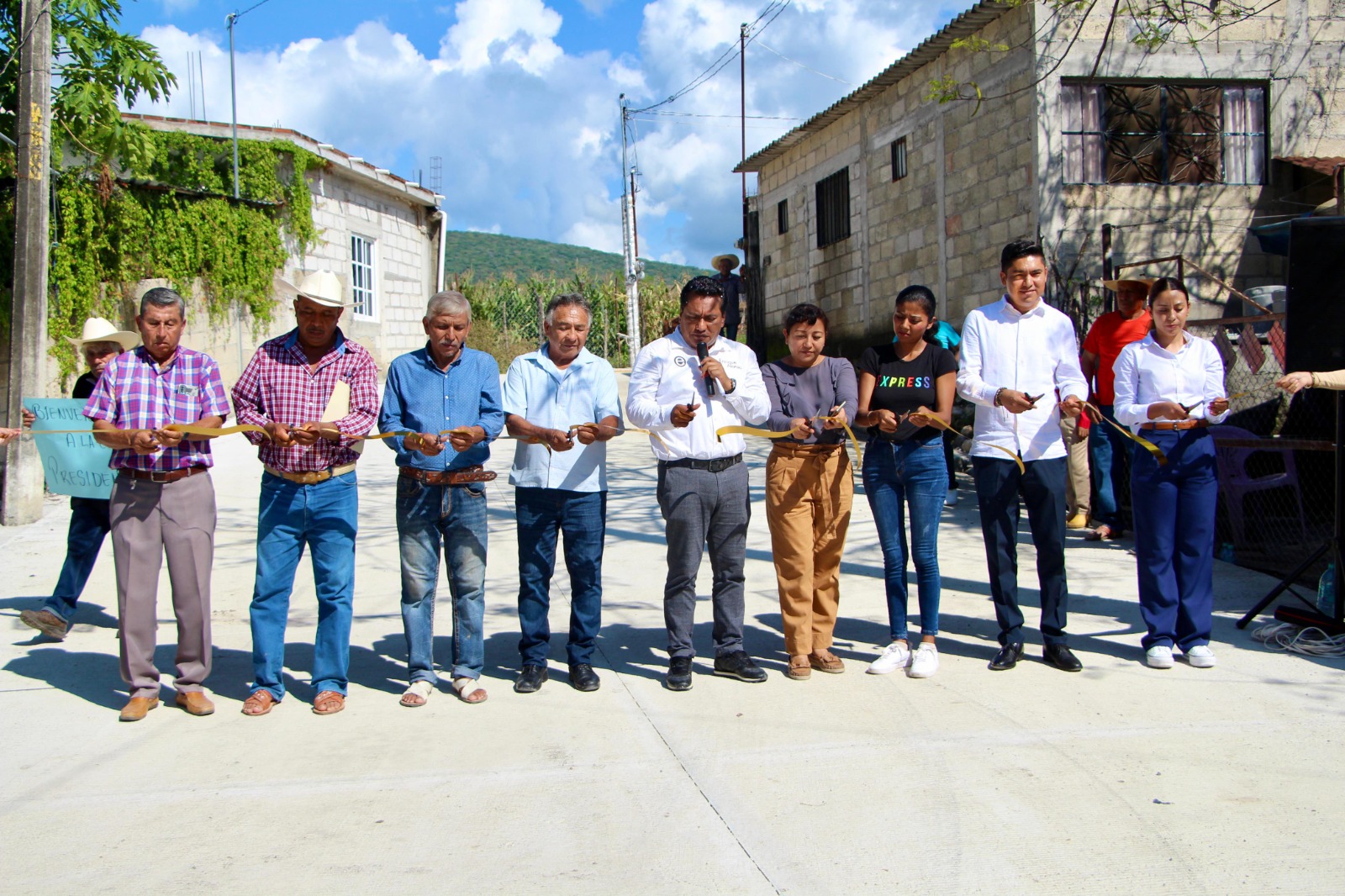 Inaugura Enrique Alonso obra de pavimentación con concreto hidráulico en la comunidad de La Era en Tlaquiltenango