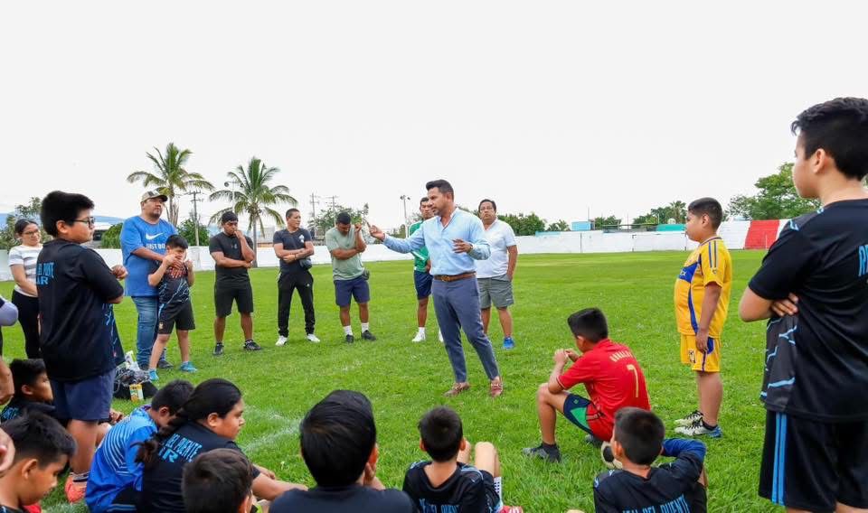 Entrega “Chalo” Flores material deportivo a escuela formativa Real del Puente Junior