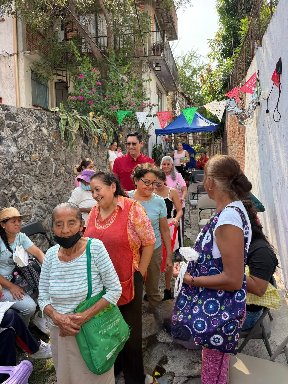 Luis Machuca dialoga con vecinas y vecinos del Centro de Cuernavaca